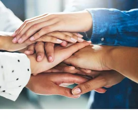 Ein Bild von vielen Händen die aufeinander liegen und ein Turm bilden