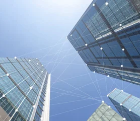 Ein Bild mit blick in den Himmel und drumherum sind Hochhäsuer zu sehen