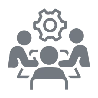 Eine Illustration in grauer farbe von drei Personen die am Tisch sitzen, über deren Köpfe ist ein Zahnrad