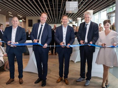 Gruppenbild von der Eröffnung der Flughafenlounge