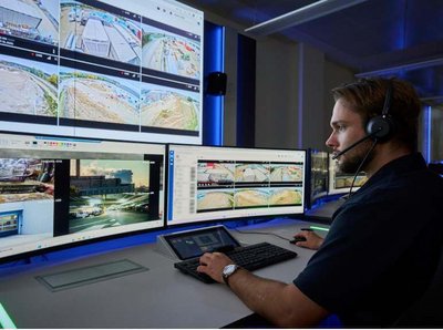 Bild eines Sicherheitsmitarbeiters in der Leitstelle