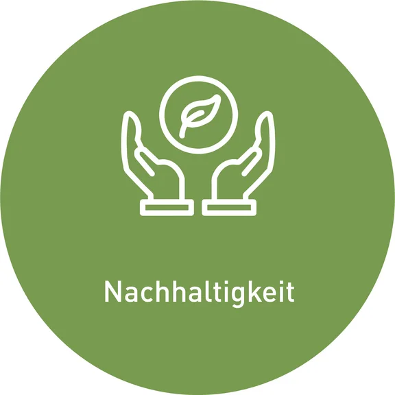 grünes kreisrundes Symbol mit weißer innenschrift "Nachhaltigkeit" und ein Icon mit zwei Händen die ein Baumblatt fangen
