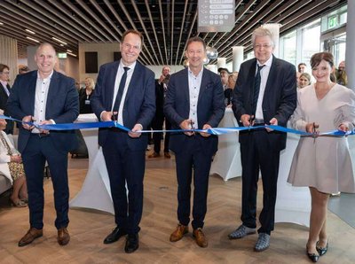 Gruppenbild von der Eröffnung der Flughafenlounge Düsseldorf, u. a. mit dem CFO Christian Frank von Klüh, dem Geschäftsführer des Flughafen Düsseldorf sowie dem Oberbürgermeister von Düsseldorf, Herr Keller.