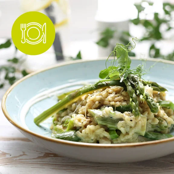 Ein Bild von einem Klüh Catering Tellergericht mit Gemüse und Reis