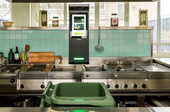 Collage aus zwei Bildern in einer Küche mit Orbisk Abfall System