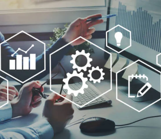 Ein Bild von zwei Personen die am Computer arbeiten und vier Icons die visuell auf dem Bild sind: Diagramm, Zahnräder, Glühbirne, Stift und Notizblock
