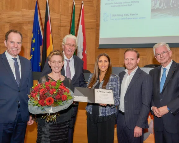 Ein Gruppenbild von 6 Menschen bei der Klüh Stiftungsverleihung