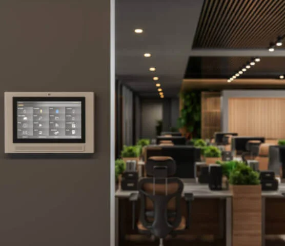 Ein Bild von einem Büroraum, an der Wand ist ein Smart-Tablet