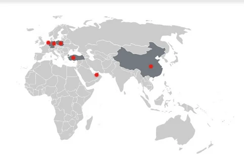 Eine graue Weltkarte. Länder wie Niederlande,Deutschland, Polen, Türkei, VAE und China sind dunkelgrau abgebildet und zeigen die Standort von Klüh weltweit