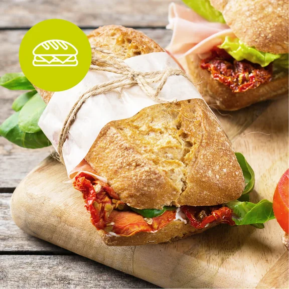 Ein Bild von einem Schneidebrett auf dem zwei Sanchwiches sind