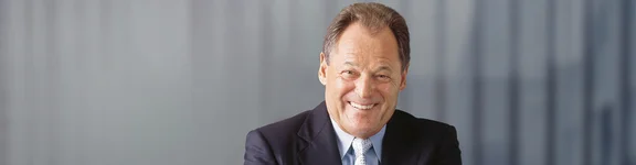 Das Bild zeigt den aktuellen Firmeninhaber Josef Klüh im Anzug.