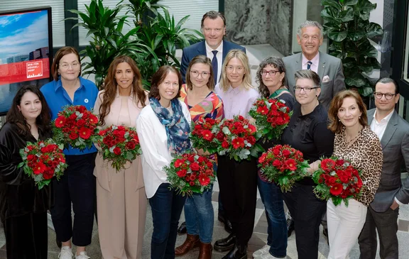 Gruppenbild mit den Spendenempfänger der Initiative "Wir für Düsseldorf"