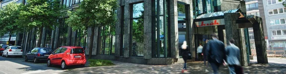 ein Gebäude mit Klüh Schriftzug am Eingang