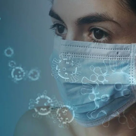 Auf dem Bild ist eine weibliche Person mit Hygienemaske zum Schutz vor Corona abgebildet.
