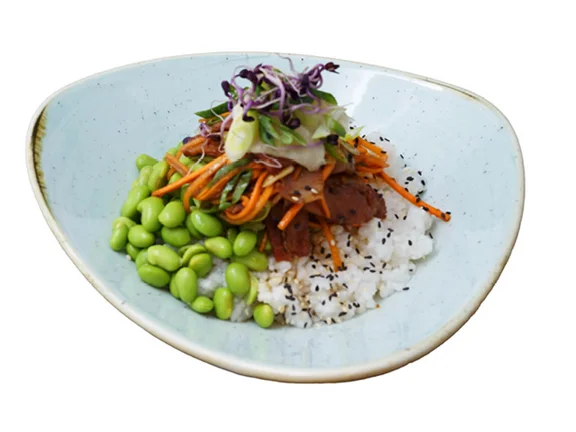 Ein Tellergericht zu den Japan Wochen, Butadon mit Hokkaido Pork Bowl mit saftigem Schweinefleisch in Ingwer, Edamame und Sushi Reis